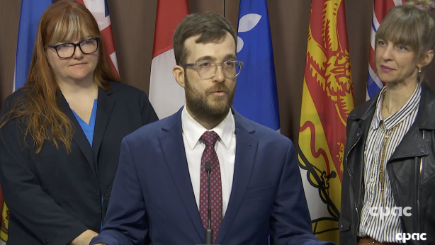 Olivier Suprenant lors d'une conférence de presse le 22 septembre sur la Colline du Parlement.