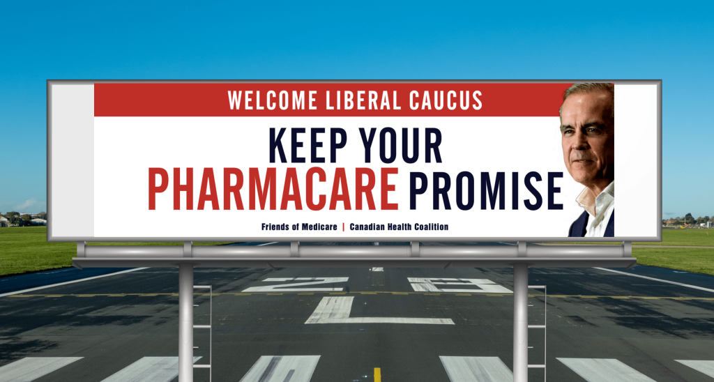 Une photo d'un panneau d'affichage avec une bande rouge en haut sur laquelle on peut lire « Welcome Liberal Caucus » (Bienvenue au caucus libéral) et, en dessous, « Keep Your Pharmacare Promise » (Tenez votre promesse sur l'assurance médicaments).